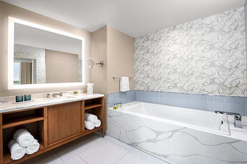 One-Bedroom Suite with Sofa Bed image 2