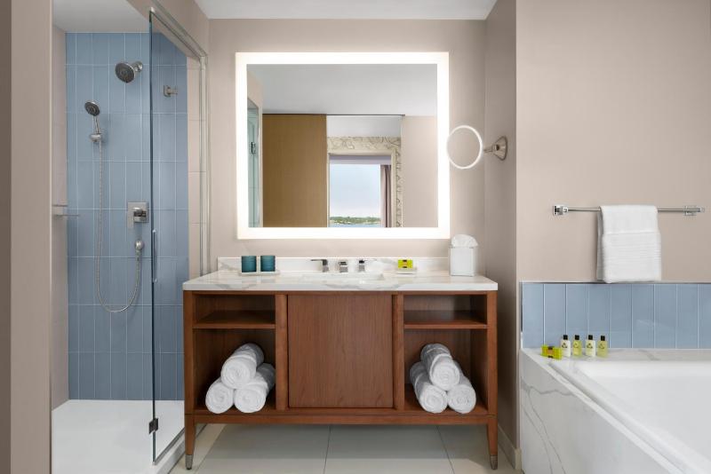 One-Bedroom Suite with Sofa Bed image 3