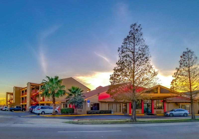 Howard Johnson by Wyndham Houston Hobby Airport - image 24