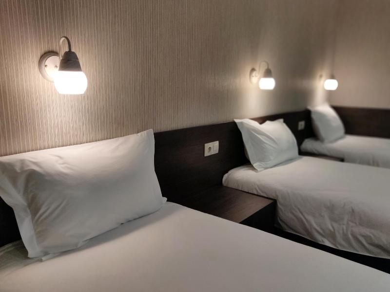 Standard Triple Room image 4