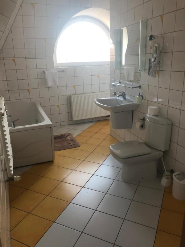 Deluxe One-Bedroom Apartment image 2