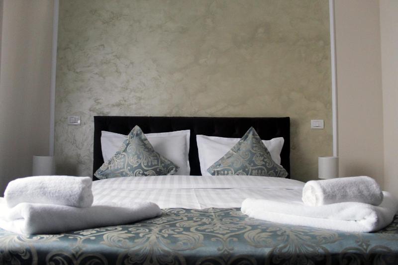 Superior King Room image 2