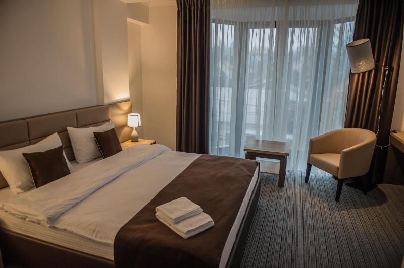 Standard King Room with Spa Access image 1
