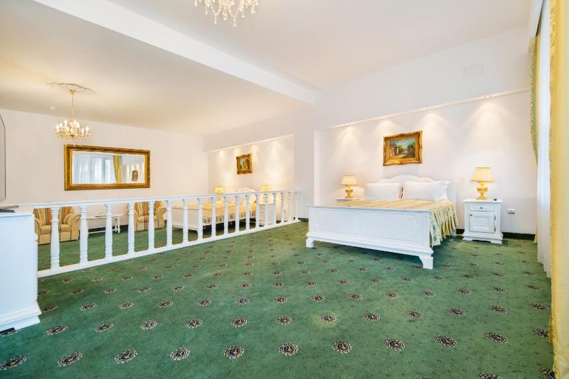 Executive Double Room with Two King Beds and  Balcony image 4