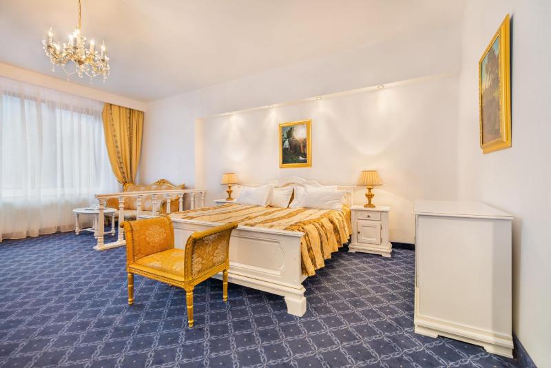 Superior Double Room with Balcony image 4