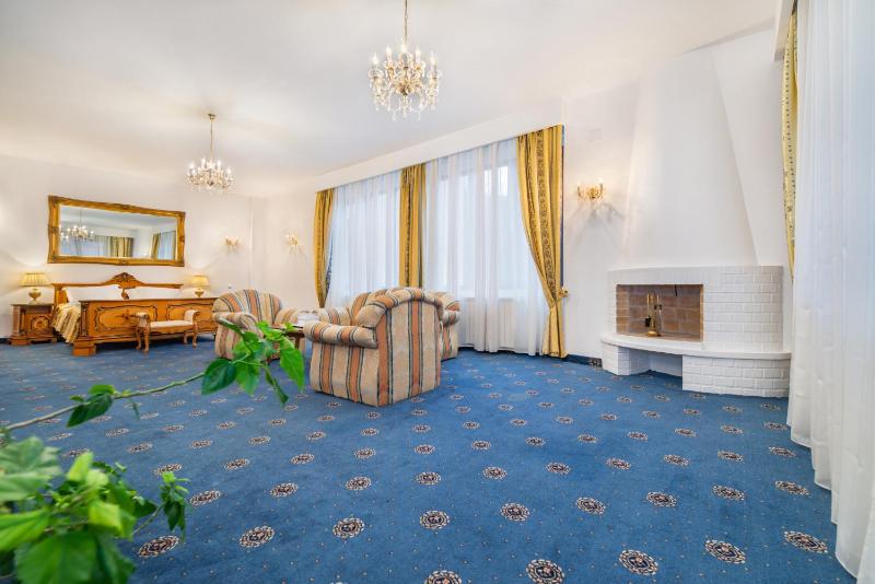 Premier Suite with Balcony image 3