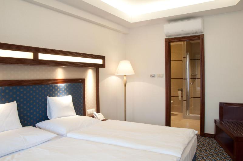 Executive Suite image 3