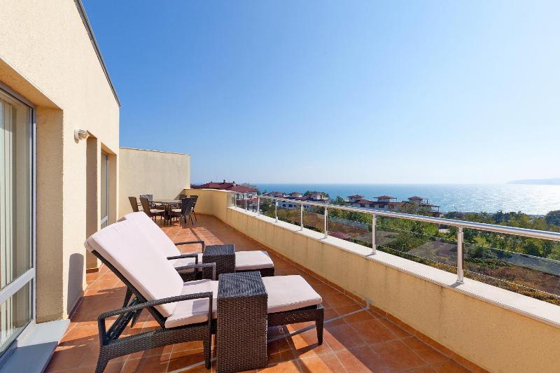 Large Two-Bedroom Apartment - Penthouse image 3