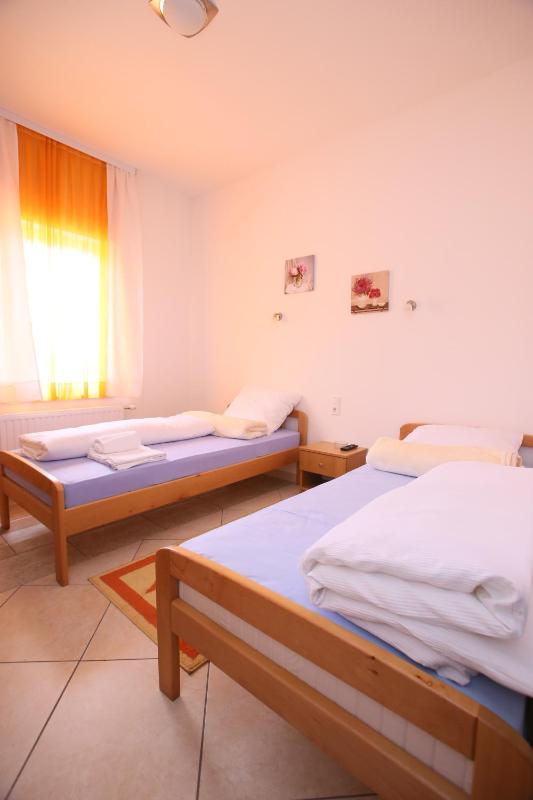 Twin Room image 4
