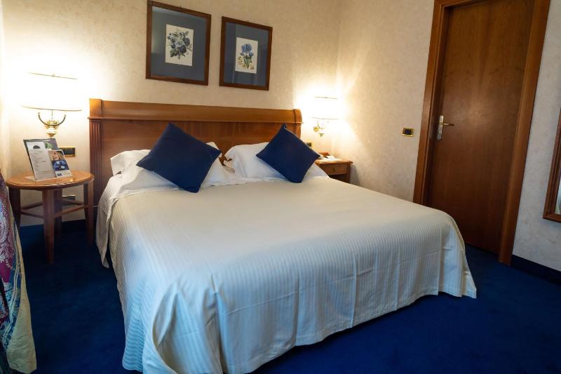 Classic Queen Room image 1