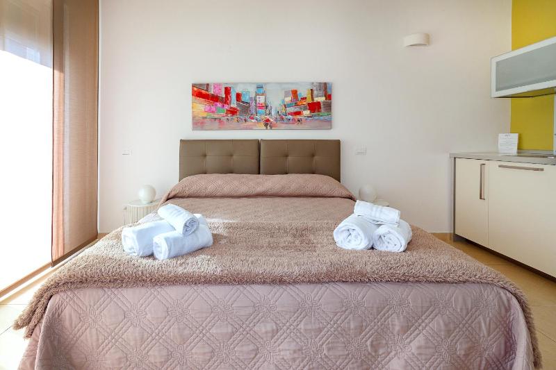Classic Double Room image 4