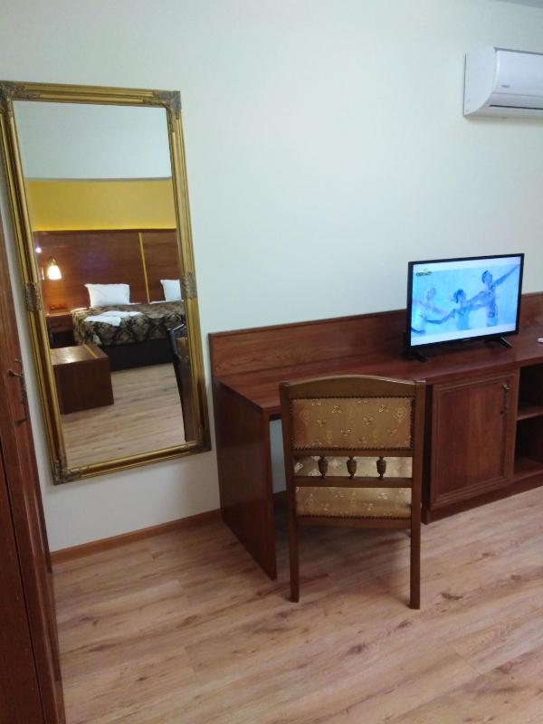 King Studio with Sofa Bed image 1