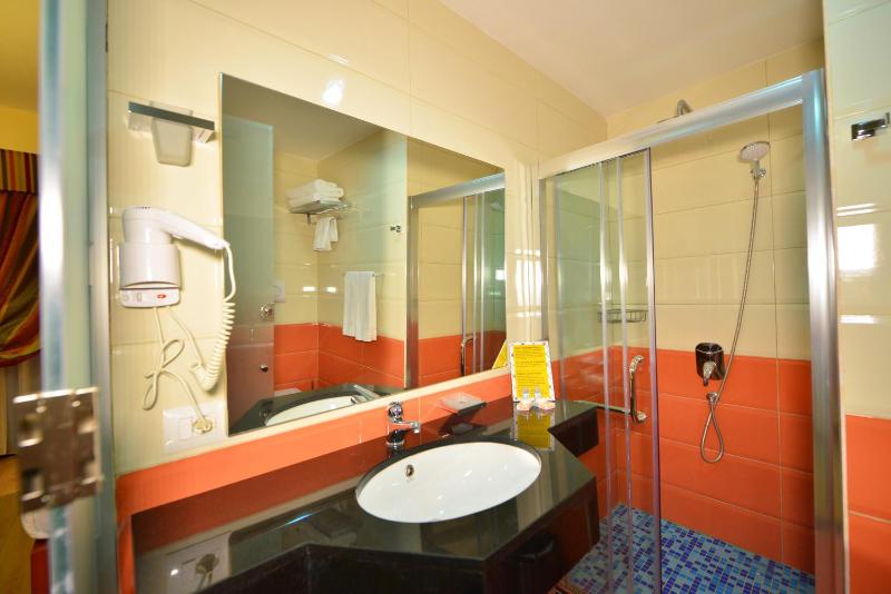 Superior Twin Room image 4