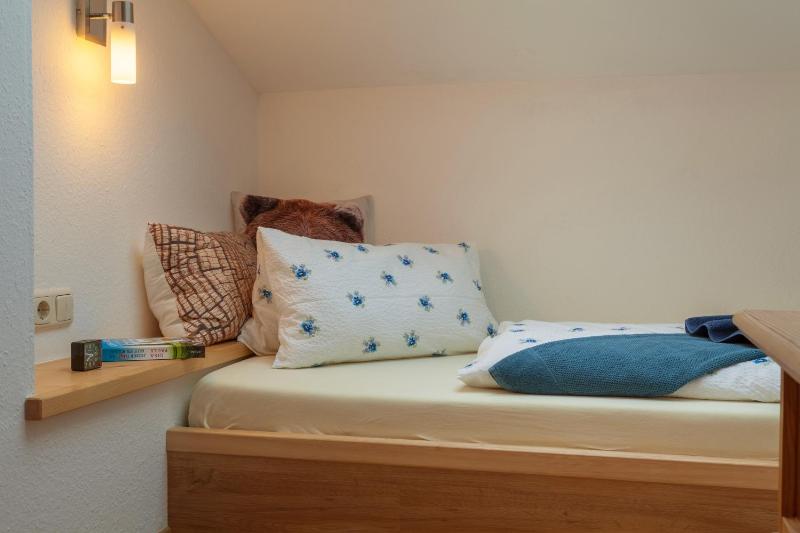 Small Single Room image 3
