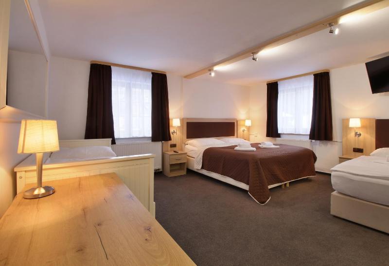 Quadruple Room with Extra Bed image 1
