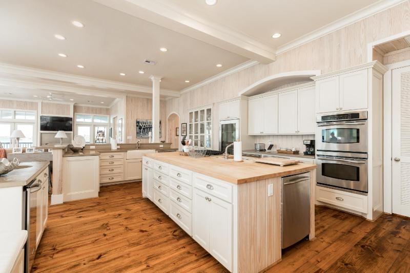 Six-Bedroom House image 2