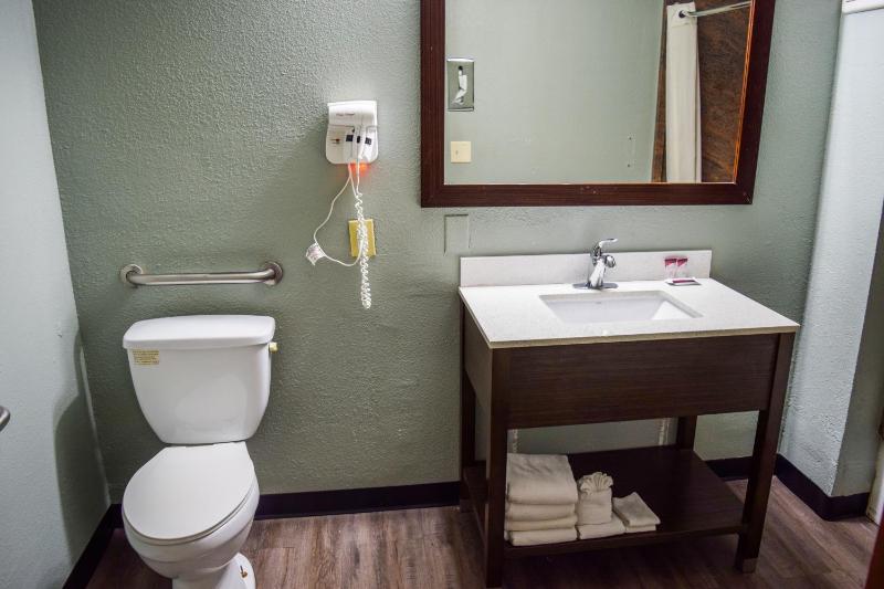 Double Room with Two Double Beds - Mobility Access/Non-Smoking image 3