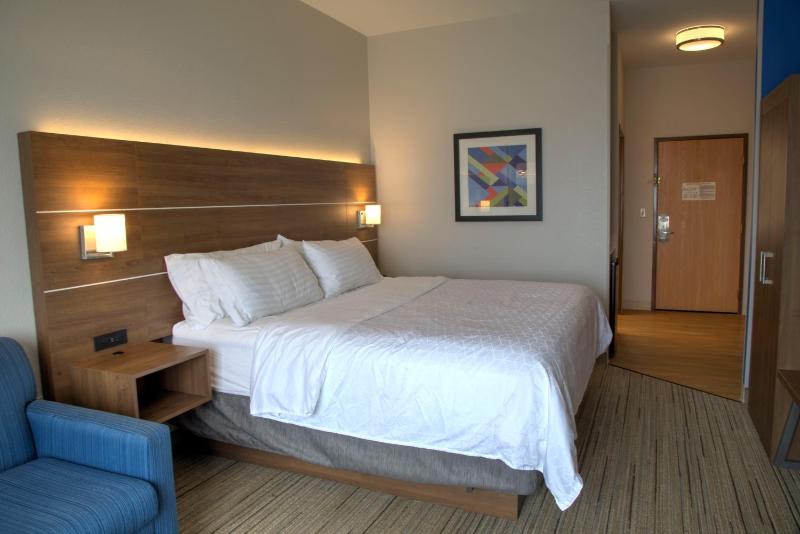 King Room with Roll-In Shower - Disability Access image 2