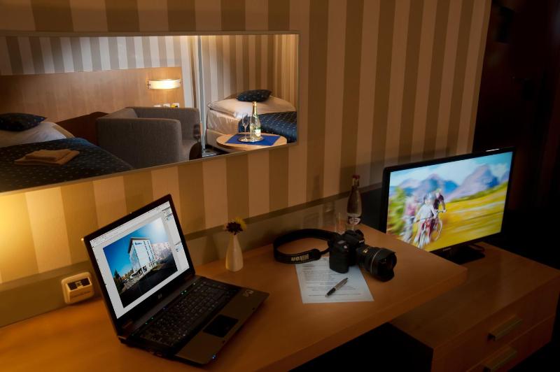 Standard Twin Room image 2