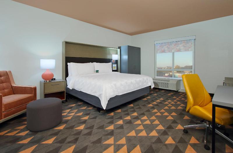 Standard King Room image 4