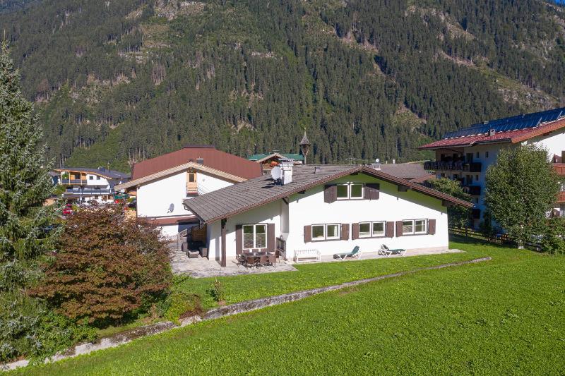 Four-Bedroom Chalet with Terrace image 4