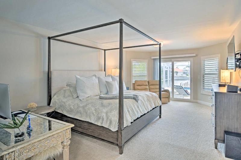 2 Mi to South Beach: Waterfront Home w/ Lanai! - image 24