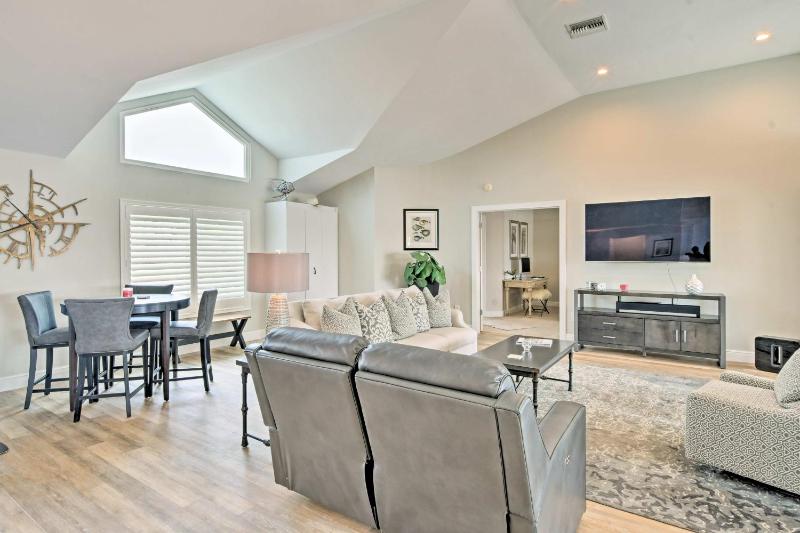 2 Mi to South Beach: Waterfront Home w/ Lanai! - image 15
