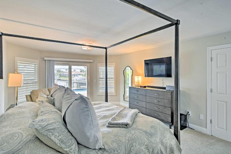 2 Mi to South Beach: Waterfront Home w/ Lanai! - image 2