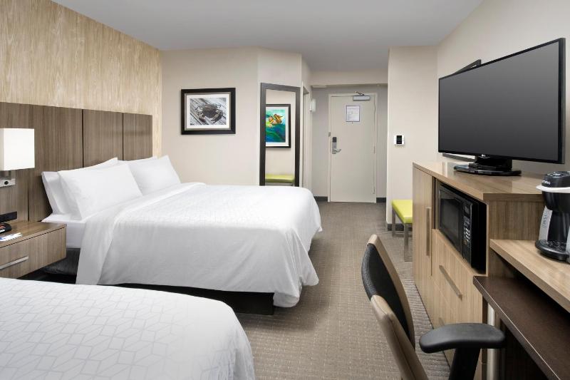 Queen Room with Two Queen Beds - Non-Smoking image 2