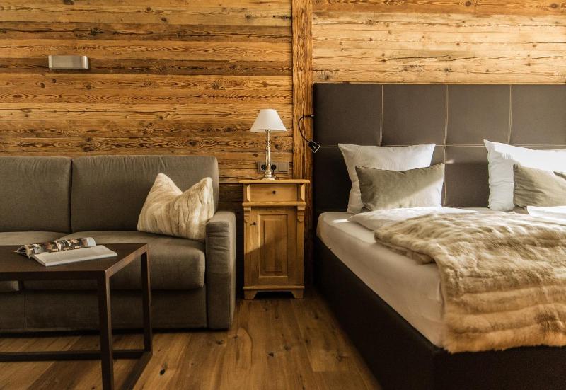 Three-Bedroom Apartment with private sauna and Terrace image 3