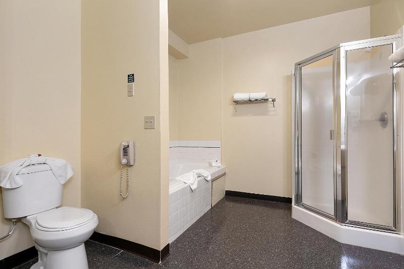 King Suite - Non-Smoking image 3