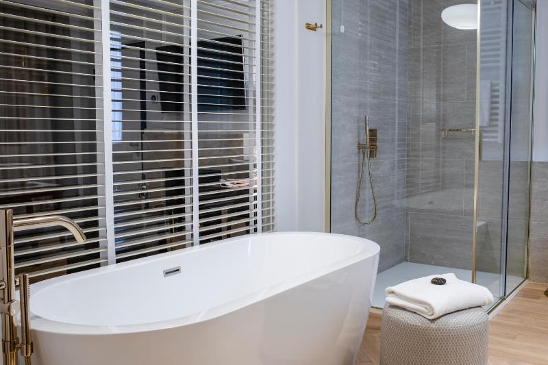 Deluxe Suite with Spa Access  image 3