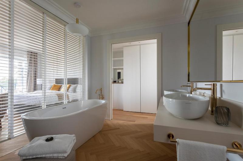 Deluxe Suite with Spa Access  image 2