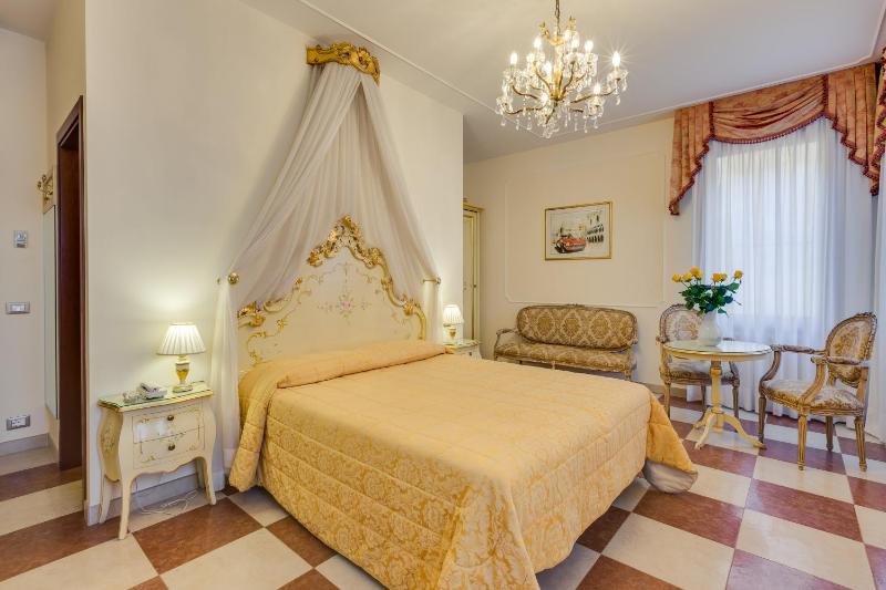 Double or Twin Room with Canal View image 2