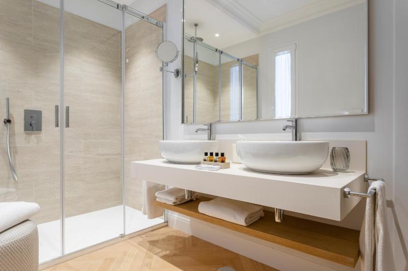 Suite with Spa Access image 2