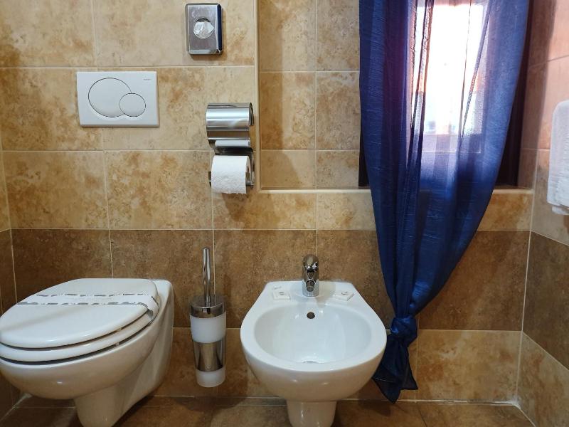 Standard Double Room image 3