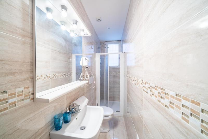 Standard Double Room with Shared Bathroom image 2