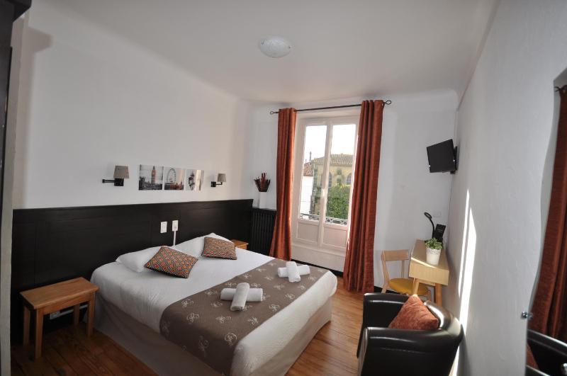 Standard Double Room image 4