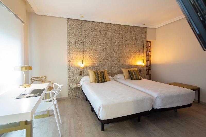 Deluxe Double or Twin Room image 4