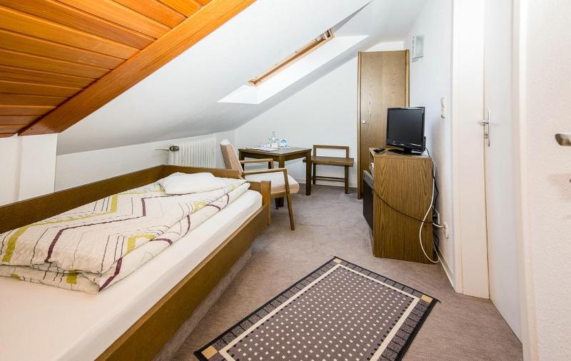 Single Room with Bath image 4