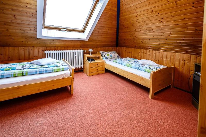 Twin Room with Bath image 4