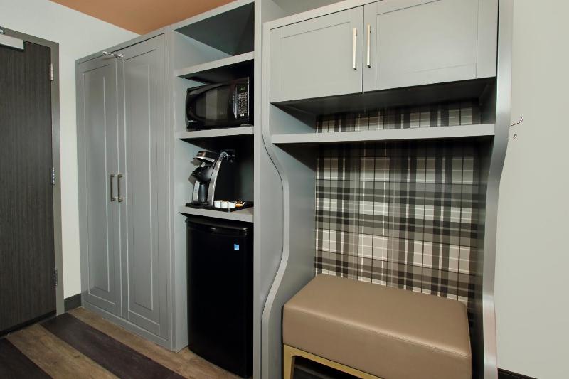 Standard King Room image 2