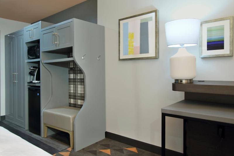 Queen Room with Two Queen Beds - Non-Smoking image 2
