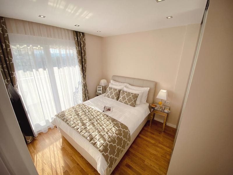 Tiffany Lux Apartment - image 12