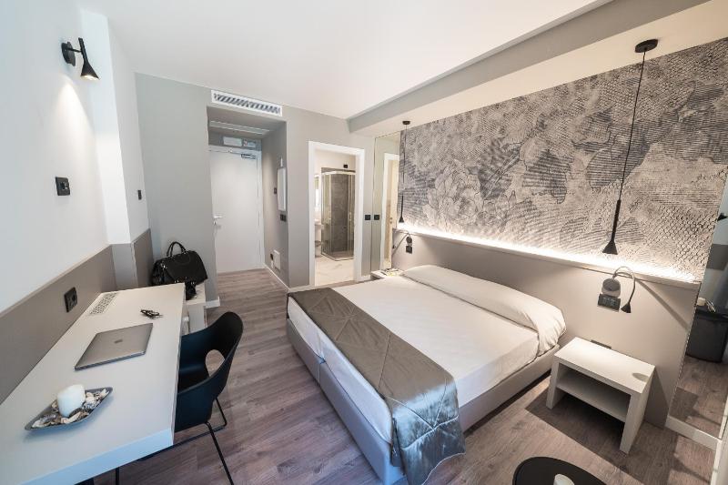 Deluxe Double or Twin Room image 3