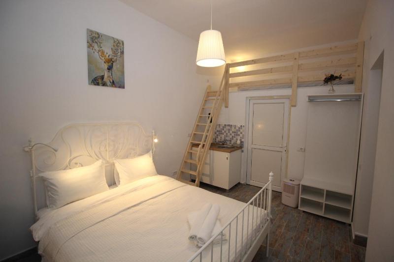 Studio - Split Level image 4