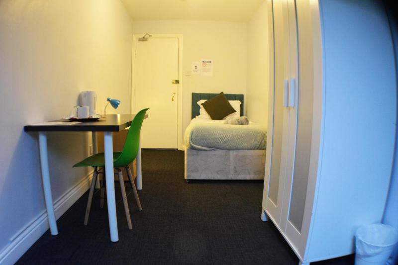 Single Room image 4