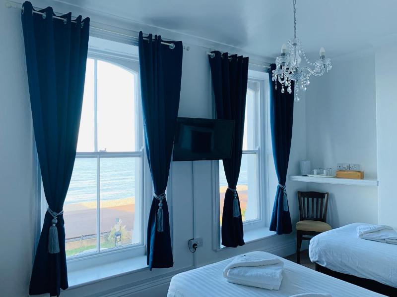 Twin Room with Sea View image 4
