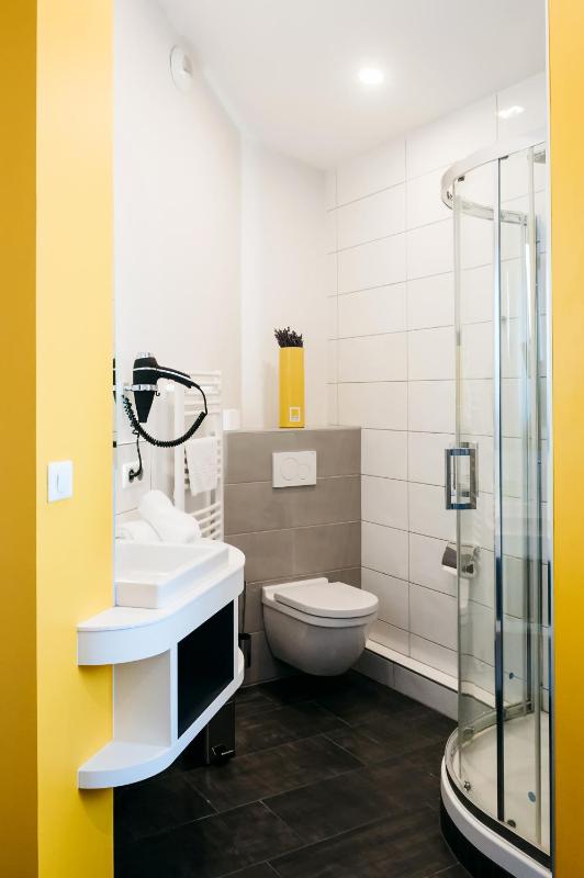 Single Room with Shower image 4