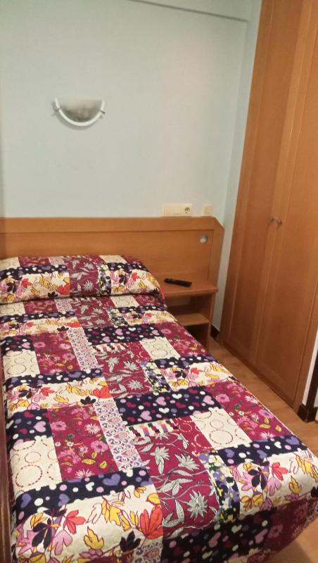 Single Room with Shared Bathroom image 3